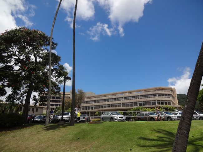 ハワイ大学の学食でランチ<br /><br />その後、Ｂｏｏｋｓｔｏｒｅで買い物