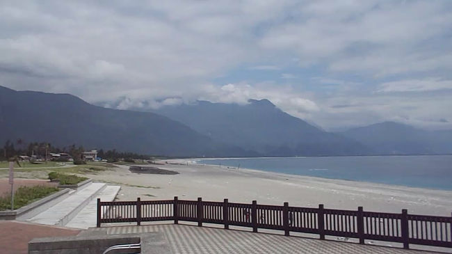 花蓮空港そばの<br />七星潭海岸に寄って<br />背ノビをして<br />あちらの方角は清水断崖