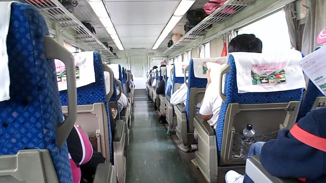 そして花蓮火車站11：37発<br />ディ−ゼル特急「自強号308」で<br />高雄に向かう<br />５時間２０分の乗車であるから<br />その辺オサオサなくテンモウカイカイソニシテナントカで<br />売店で９０分?缶の割合でビ−ルを購入<br />花蓮高雄間707TD