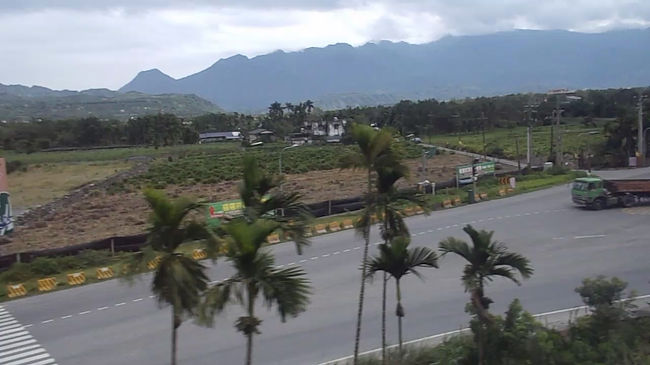 台東県「瑞穂」のあたり<br />見えているのは海岸山脈<br />反対側には主峰玉山3952ｍ<br />を擁する中央山脈