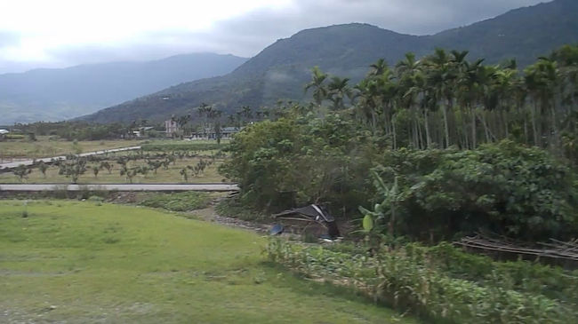 この特急やたらに駅に停車する<br />だが台湾国鉄を馬鹿にしてはいけない<br />交代乗り降りがあっても<br />常に乗車率95％である<br />あのあほんだらノータリン<br />身勝手コンチキ集団のＪＲとかなんとか<br />見習え<br />信越本線の現につながっている<br />横川軽井沢間を切ってしまうなんて<br />天に唾する行為だ、もっとあるのだぞ、<br />今は台湾にいるからこの辺にするけど<br />その内クドクドネチネチ<br />蒸し返してやるからな<br />２本目のビ−ルでも飲もうっと<br />４Ｔ会員の中には<br />ＪＲ関係者の方おいでだろうが<br />ご不快ならばお互い鉄パイプ持参でお会いし<br />円満に話しつけよう