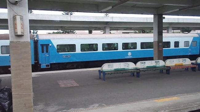 これは準急に相当する<br />「復興号」<br />さっきカッカしたので<br />駅名見落としたが<br />たぶん「台東」