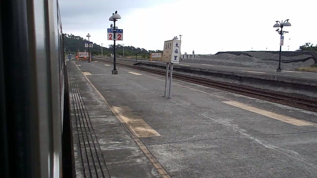 大麻里駅<br />４人降りて<br />５人乗ってきた<br />とにかく暇なので<br />至極丁寧綿密に<br />状況を観察した