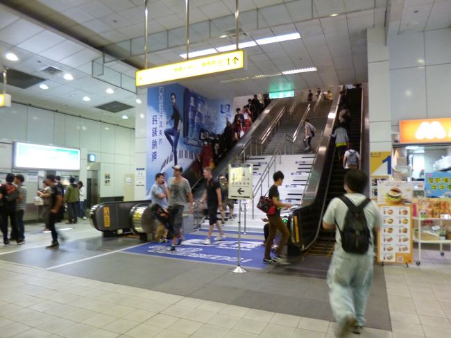 高雄の駅で<br />ＭＲＴに乗り換えて<br />三多商圏で降りる