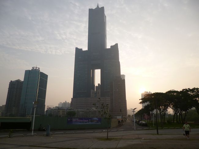 本日のネグラ<br />金典酒店<br />８５階建てでホテルは<br />その内３９階から７０階まで<br />６５階以上の部屋を指定した<br />だれだ「なんとかとなんとかは<br />高いところウンヌン」といっているのは<br />それから陰で<br />「練馬の三紳士たあ誰のこった」<br />というのはやめてくれ