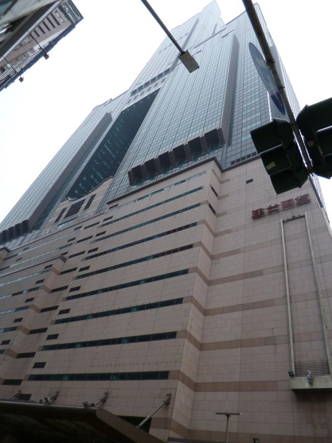 ホテルの建物下から眺める<br />首がゴキゴキと鳴った