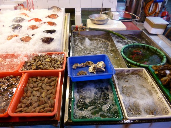 まず魚貝類の並んでいる店先で<br />蝦、魚、貝ついでの野菜も選ぶ<br />だいたい１皿１００ＴＤ<br />調理法は予め手帳に<br />炒、蒸、揚、焼、湯などと<br />書いておき指で示すが<br />お任せでも大丈夫だって