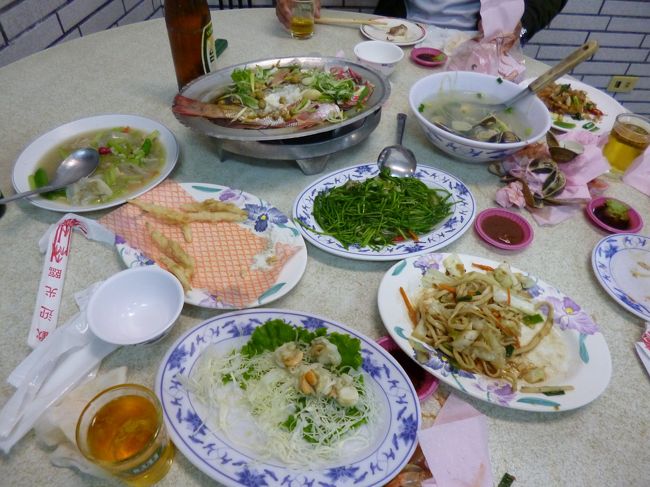 蒸し蝦、煮魚、蛤ス−プ<br />空心菜炒め、白魚天麩羅、その他<br />全部来たかな<br />ビ−ルは冷蔵庫から勝手に出せって<br />ご飯はタダで自分で何杯でもお代わりしろって<br />最後にお金さえ払ってくれれば<br />好き勝手にしてくれだってさ<br />アサリみたいなのと蝦はとっくに食べちゃった<br />味付けは上手、特ににんにくの使い方はさすが<br />赤い魚の白身は淡白でフワフワ