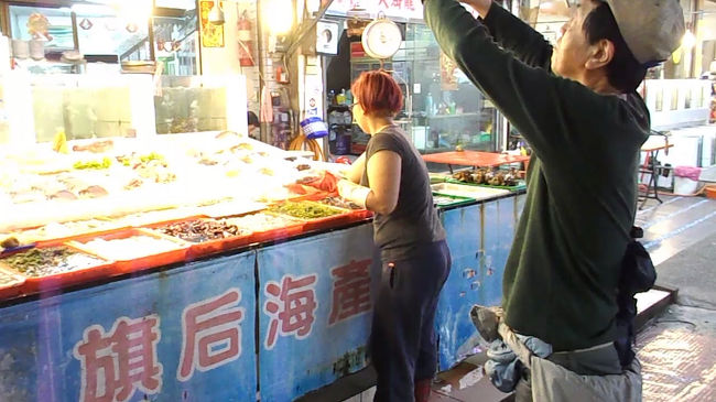 ココのようなお店が<br />いくつもある<br />ガラガラはダメ<br />適度に客の入っているとこに<br />しようで選んだお店