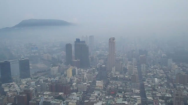 翌朝６時<br />チョットした雲海状態で<br />下界はかすんでいるがこの階<br />は完全晴れている