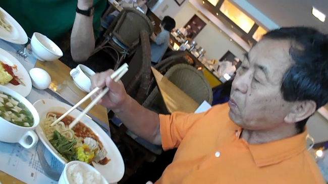 ホテルの朝食<br />このホテル東西南北の隅に<br />膨大な種類の料理を並べているし<br />普通ホテルのビュッフェ会場に<br />サ−ビス係りなど無きに等しいのが<br />常なのに何人もキチンと回ってきて<br />空いた皿など下げてくれるので<br />空いた口がふさがらない