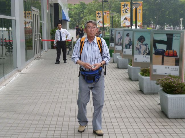 ３９年ぶりの高雄の町<br />「戒厳令下で」<br />「暗くて」<br />「橋のたもとや駅の入口に<br />小銃を持った兵士がいて」<br />「勿論地下鉄なんぞなくて」<br />「予防注射をして、ビザをとって、<br />ま-ず１ドルを３６０円で買って」<br /><br />台北のホテルで新聞一面で<br />九段のホテルにいた<br />韓国の「金大中さん」<br />拉致されてソウルで見つかって<br />との報道を判じて読んで<br /><br />まさか彼が大統領になるとは<br />その時思いもよらぬ