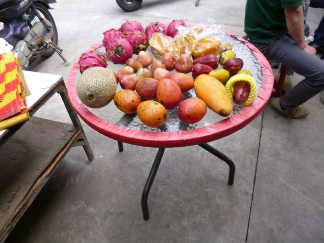 まず季節の果物<br />マンゴ−、ライチ−<br />ドラゴンフル−ツ<br />スイカは直径７５ｃｍもの<br />巨大なやつを１斤９ＴＤで売っているので<br />４分の一切ってもらったら<br />４５ＴＤ<br />スイカはこの池の周りに１０軒以上<br />露天販売してるので<br />「スイカ気違い」のメンバ−の一人は<br />大喜び<br />このほか知らぬものはまず試食のタイプのタイプの<br />私メは「菱角」なる真っ黒な<br />小悪魔的、牛の２本角的<br />何かの茹でてある物体を１個2ＴＤ１０個<br />購入したが、中身は栗の実に似ていた<br />撮影前にみんな食っちゃった