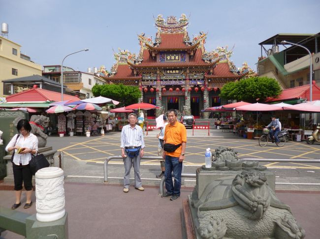 蓮池潭といえば<br />龍虎塔くらいと思っていたら<br />ところがはっぷん<br />池を道路で隔てて陸側には<br />慈清宮、啓明堂、孔子廟<br />池の中には<br />龍虎塔、春秋閣、え-と忘れた観音様と龍の塔<br />北極玄天上帝、がそれぞれに<br />つきでている。ここは慈清宮。