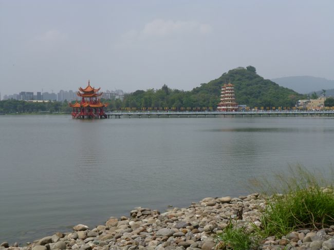 振り返ると龍虎塔が<br />ずいぶん歩いたな<br />一休み毎に<br />スイカだから<br />汗が引かない<br />モウひとつ買おうって<br />やめなよ<br />今時出始めだから<br />練馬だったらそろそろ<br />１万円相当くらい食ったぞ<br />そんなの自慢するなって