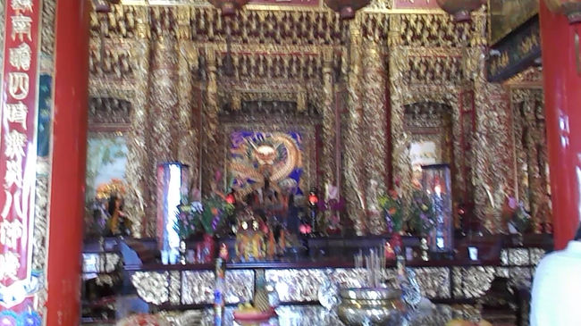 うへ-<br />金ぴかだ-目がくらんで<br />ピンボケだ