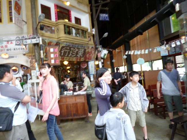 我々順番４番目に記帳して待ってると<br />予約済みが次々席に着き<br />順番待ちが店外にもあふれ出し<br />日本語理解世代のしかも誰かと違い自称でない本物高雄の紳士と出会い<br />中学生高校生の孫どもざっと１０人ほど<br />引きつれ、多分母の日お祝いで入ってきた、<br />日本語で話しかけてくれてニコニコで、もっと<br />色々話たかったが、テ−ブルセッティグ出来てるからと<br />店員に促がされ２階席へ消えていった<br />