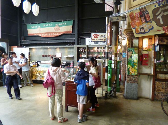 第一波が席について<br />そろそろ<br />我々のようなフリの客の順番だが<br />店の外順番待ち人だらけ