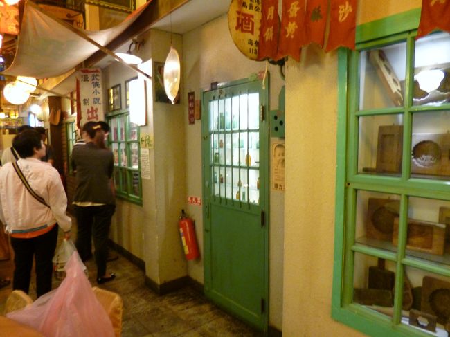 どこかに<br />当時台北と高雄間を走ってた<br />金馬号だったかの<br />バスを２階のどこかに引っ張りあげている<br />とあったがみつからなかった。<br />