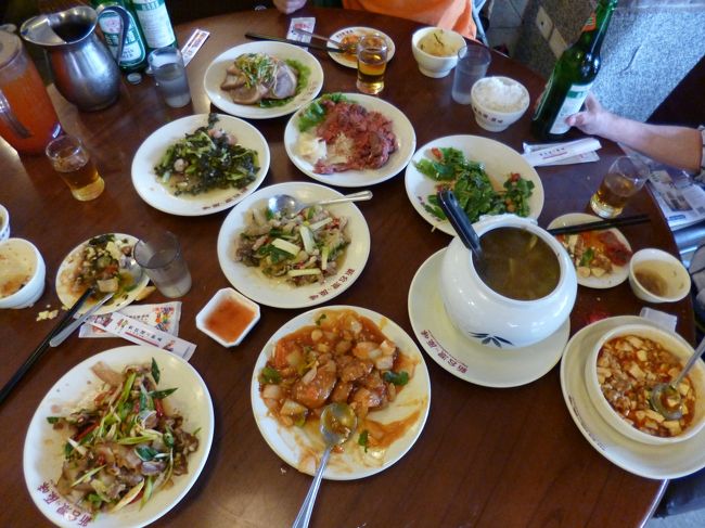 それがこれこの後<br />甘味と果物とお汁粉が来る<br />全退治したのは一皿のみ<br />右斜め下の甕は<br />台湾名物「ぶっとびス−プ」<br />仏様もぶっとんだという<br />コラ−ゲンたっぷり原料<br />かき回しても全部解明できない