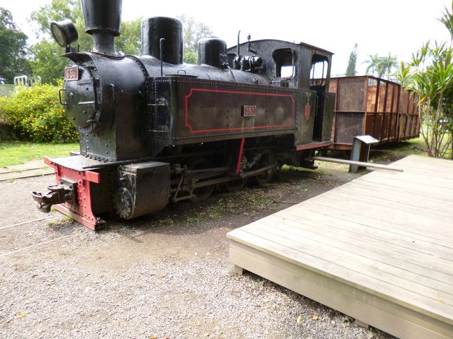 その後腹ごなし<br />郊外の橋頭糖廠駅まで行って<br />精糖工場跡地公園に行って<br />機銃掃射受けて防空壕に逃げ込んだり<br />蒸気機関車で砂糖を運んだり<br />サトウキビを搾ったり<br /><br />嘘こくな<br /><br />ヘイヘイおそれいりゃ-した