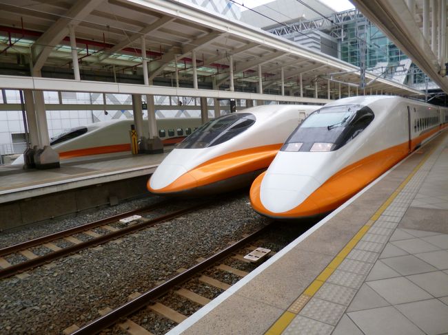 それで16：30高雄左営発<br />16：30台北18：06着<br />高鉄218でグワ−ンと<br />乗りなれない<br />商務車など買うから<br />持ってきてくれたお茶菓子と飲物に<br />財布を取り出すと<br />やんわり笑顔でフリ−だと言われ<br />赤面する。いいか-ＪＲよここでは<br />ことを荒立てずやめといてやるが。<br />高雄台北約３００?<br />グリ−ン車料金一切合財1950ＴＤ