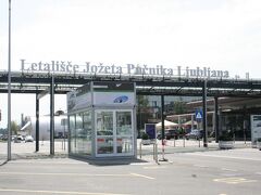 おはようございます・・現在確か11時半くらい（笑）
フランクから初めてアドリア航空に乗りました。乗務員の服装がエメラルドグリーンできれいでした。機体の写真とっておけばよかった・・。
リュブリャナの空港についてから最初に目に飛び込んだのはきれいな山々です！
しかも雪がまだ残っていて、本当に美しいです。
写真は空港を出てすぐの一枚。日本基準で考えると、この日は結構暑かったです。