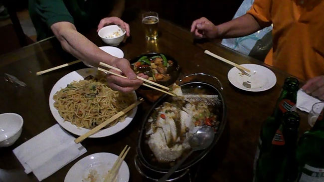 台北にもどり<br />ＭＲＴ石牌でおりて<br />タクシ−125ＴＤで紗帽谷温泉とも<br />行義路温泉とも呼ばれる<br />硫黄温泉群の中の<br />「川湯温泉餐廰」に連れて行ってもらい<br />日本式の裸で入る露天風呂に浸かり<br />いつものレストランで<br />夕飯<br />ここの「川湯」<br />寿司のカウンタ−が外にあったり<br />普通のメニュ−も刺身寿司日本の鍋<br />ふぐ料理などが優先的に書いてあるので<br />うし-ろのほうの台湾料理をみつけねば<br />ならない。<br />シメは海鮮炒麺２人前「お-い量が多すぎ<br />この間来た時の倍はあるぞ-」