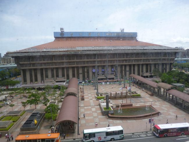 泊りは台北駅前<br />台北凱撒大飯店<br />ステ−ションビュ−だってさ<br />駅と地下でつながっていてものの１分が<br />１０分かかった女子高校生のグル−プに聞いたら<br />一発でｏｋ「最初から人に聞けって、かわいい女の子がいい」<br />「そうだ、次も迷ったフリをしよう」<br />駅の屋根は工事中であっというまに<br />ひんめくられていた