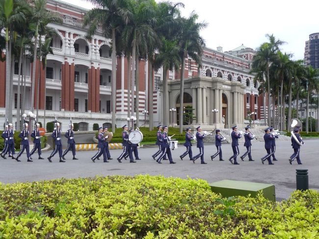 6：00から国旗掲揚式<br />軍楽隊が出る<br />台湾国歌カトリックの宗教曲みたいな<br />華麗でしかも荘重でいいんだなコレが
