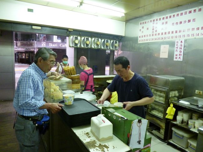 それで朝食は近所の<br />永和豆漿で鹹豆漿、油條、焼餅<br />蛋餅、大根餅、小籠包など台湾人<br />定番のアサご飯<br />小籠包60ＴＤ頼まなければ<br />一人１1０円の朝ごはん<br /><br />備え付けの酢を少したらして<br />ラ−油を少しいれてとか教えてくれた人がいて<br />１０分後にホテルで出合ってお互いニッコリ<br />ホテルスタッフなのだろう<br />