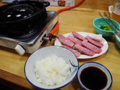 駅前二丁目バス停で降りると、宿は目の前に立つ。夕食は、迷った挙句、駅近くの『焼肉みよし』にした。奮発して、米沢牛上カルビ（1,500円）と生麦酒を注文。もみだれ無しの肉を鉄板で焼くのだが、これがなかなか美味しかった。勢いで、ロース（1,100）を追加注文してしまった。