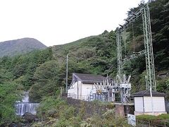 道に沿って進むと、やがて発電所が見えてきました。

東京電力畑宿発電所です。