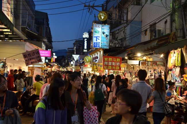 故宮博物院から近い士林の夜市、若者のエネルギーが溢れている