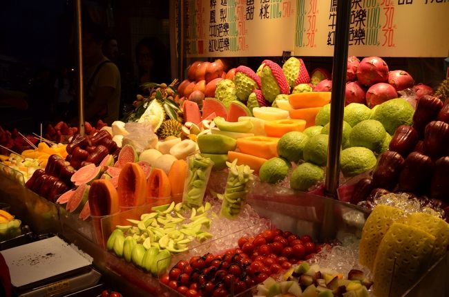 士林の夜市で店に積まれたフルーツ類