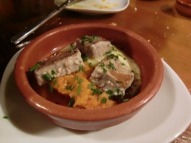 何を食べても安くておいしく、ワインもグラスで種類が豊富。<br />Tapaで頼めば2人でもいろいろ楽しめることができます。<br />名前は忘れましたが豚肉を使ったこのひと皿最高でした。<br />旅行中のTop3に入るレストランでした。