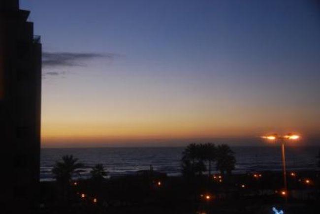 翌朝は地中海の日の出を見るべく早々に起床。<br />一面に広がる地中海を期待してカーテンを開けると、なんと目の前にビルが。。。<br />前夜は暗かったので全く気付きませんでした。。