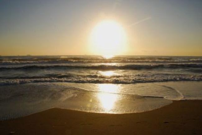 しょうがないのでホテルを出て海岸へ。<br />徒歩1分なので何の問題もありません。<br />地中海に上る朝日を拝むことができました。