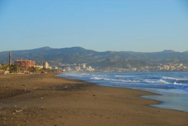 ホテルのほうからマラガ市内を海岸沿いに臨みます。<br />始めてみた地中海、開放的で最高でした。