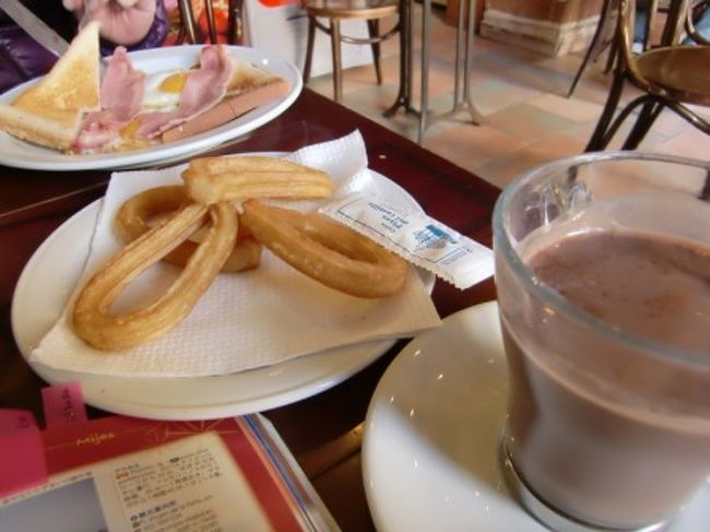 朝食は散歩しながら見つけたカフェで。<br />ま、可もなく不可もなく、という感じ。