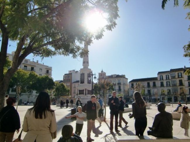 この後はピカソ美術館へ。<br />撮影禁止なので写真はありませんが、<br />年代別に作品が展示してあり、ピカソが早熟の天才だったことがよくわかります。<br />美術館の後はピカソの生家へ。<br />ここは大したことありませんでした。<br />写真は生家の近くメルセー広場。<br />右下にいるのがピカソさんの銅像です。<br />みんな一緒に写真撮っていました。(もちろん我々も一緒に記念撮影)<br />