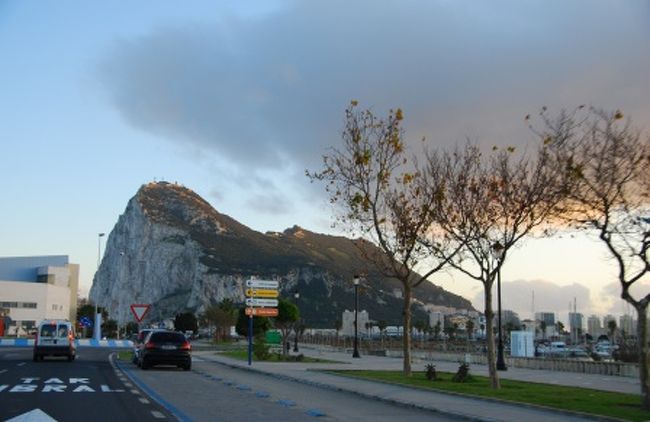 結局のんびりしすぎてしまい、予定よりもだいぶ遅れてジブラルタルに向け出発。<br />ここでサンセットを見ようと思っていたのですが間に合わない。。。<br />ジブラルタルのThe Rockが見えてきました。<br />