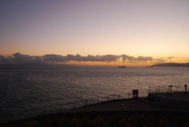 本当はThe Rockの上に行こうと思ったのですが結局山頂に向かう道が全く見つからず。。<br />一番先のEurope Pointで夕焼けを見て満足としました。<br />ヨーロッパ大陸の最南端、だったかな。<br />海の向こうにはアフリカ大陸がすぐそこに見えます。<br />ジブラルタルは結局時間もなく海を見ただけ。<br />ま、名前に魅かれて寄ってみたかったのでこれで良しとします。<br />今日の宿泊地、ヘレスへ急ぎます。