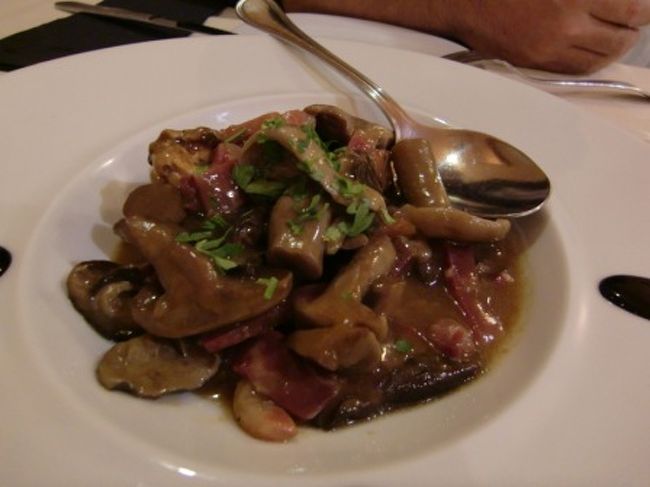 休憩もそこそこに夕食へ。<br />ヘレスでもTrip Advisorで高評価だったCruz Blancaというお店へ。<br />ここも大当たりでした。一皿のPortionも大きくて大満足。<br />写真はキノコのソテー、適当に頼んだシェリーが進みます。