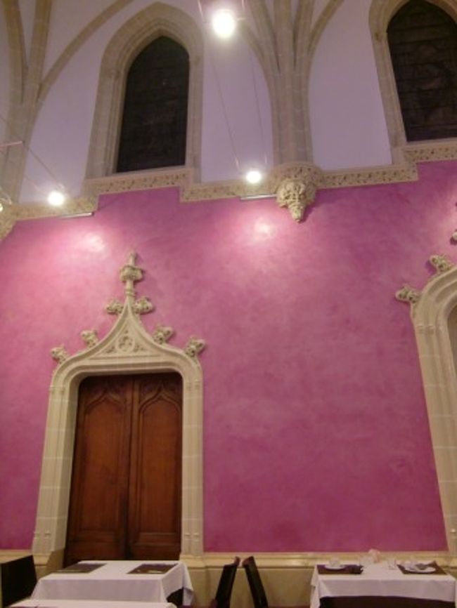翌朝はホテルで朝食。<br />礼拝堂を改装したDiningは壁がピンク。