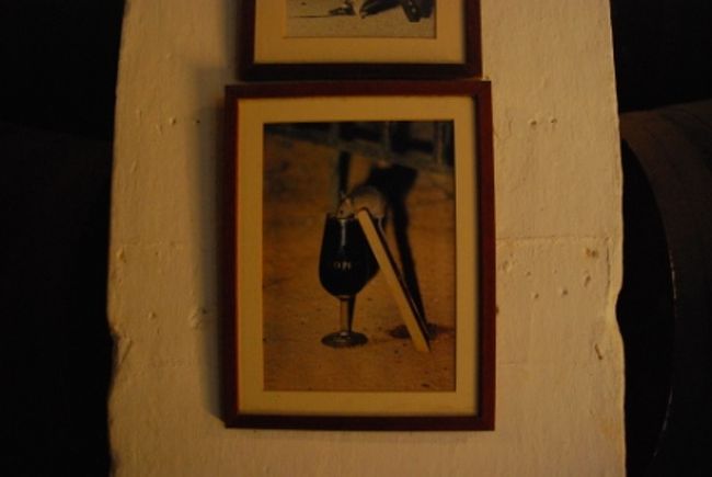 ミニ列車に乗って見学開始。<br />創設時の蒸留施設から酒蔵まで一通り説明してくれます。<br />写真は樽蔵に置いてあるシェリーを飲むネズミの写真。<br />樽などを齧らないでもらうためにおすそ分けをグラスに入れて置いておくそうです。