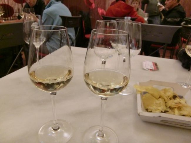 ツアー後はシェリーの試飲会。(見学ツアー込。タパス付と無しで選べました)<br />3杯くらい飲めたかな。<br />でもこの後運転があるので、身重の妻とそろって舐める程度終了。。<br />