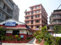 本日の宿「Hotel Middle Path」にチェックイン（朝食付で1泊20米ドル）。
ポカラの宿泊料の相場からすると高めですが、ネパールは水シャワーのホテルが多いとのことで、旅行の中日のこの日は、常時ホットシャワーが使える宿を探して事前に予約しました。
