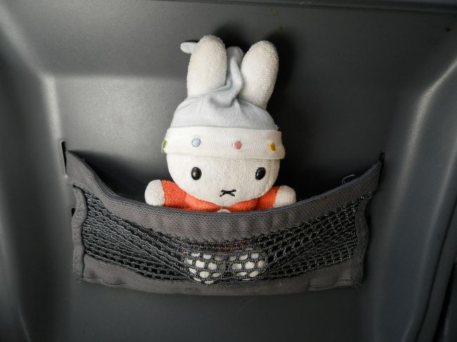 コニヘー！<br />これはお前みたいなチビ用の<br />シートベルトなの。<br />シッカリ締めておけなの！<br />