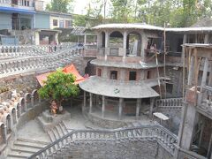 道路を挟んで反対側にあるグプテシュワール・マハーデヴ洞窟にも行ってみました。
